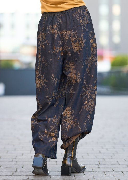Ciemnogranatowe spodnie z szerokimi nogawkami, zdobione złotym roślinnym wzorem, zakończone gumką przy kostkach.