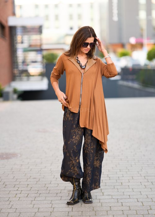 Ciemnogranatowe spodnie z szerokimi nogawkami, zdobione złotym roślinnym wzorem, zakończone gumką przy kostkach.