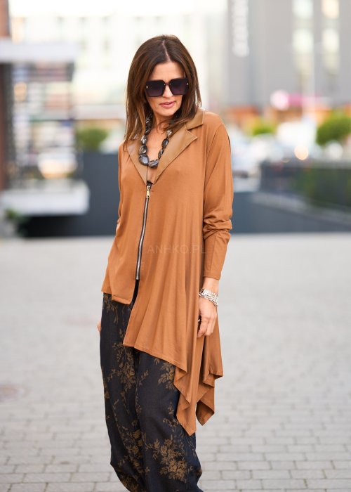 Karmelowa tunika o asymetrycznym kroju, zapinana na suwak, z kołnierzem w stylu marynarki