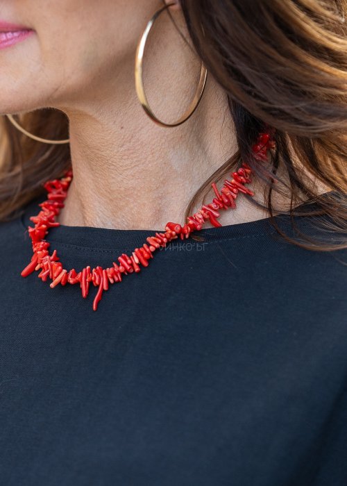 Czerwony naszyjnik damski z koralików w stylu boho, krótki fason przy szyi, modna biżuteria handmade