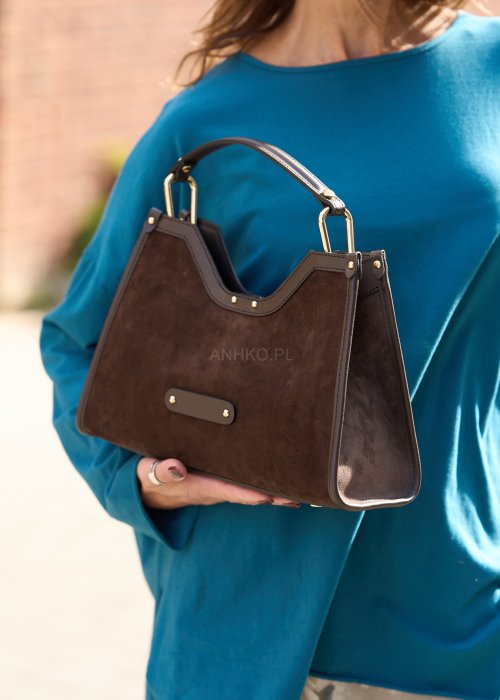 Brązowa torebka damska z zamszowym wykończeniem i krótką rączką, stylowy dodatek do eleganckiej stylizacji Anhko.pl