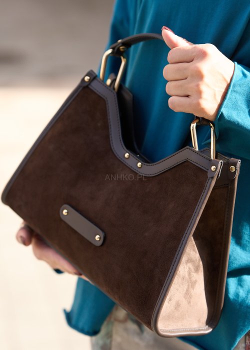 Brązowa torebka damska z zamszowym wykończeniem i krótką rączką, stylowy dodatek do eleganckiej stylizacji Anhko.pl