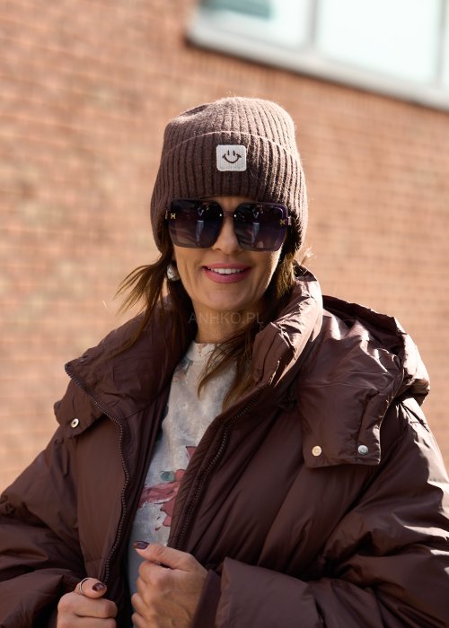 Brązowa czapka damska zimowa beanie z naszywką i uśmiechem, ciepła dzianina, moda uliczna