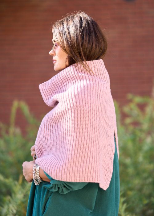 Modny komin w klasycznym różowym odcieniu, stworzony z myślą o stylowych kobietach, które cenią komfort i elegancję.