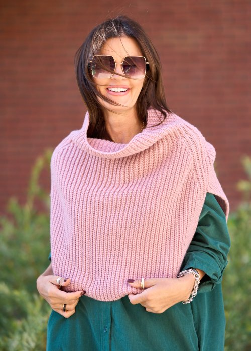 Modny komin w klasycznym różowym odcieniu, stworzony z myślą o stylowych kobietach, które cenią komfort i elegancję.