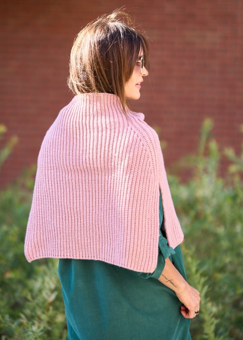 Modny komin w klasycznym różowym odcieniu, stworzony z myślą o stylowych kobietach, które cenią komfort i elegancję.