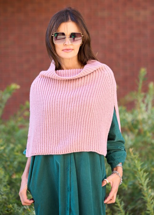 Modny komin w klasycznym różowym odcieniu, stworzony z myślą o stylowych kobietach, które cenią komfort i elegancję.