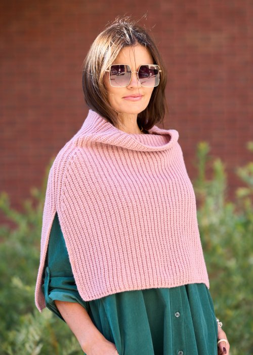 Modny komin w klasycznym różowym odcieniu, stworzony z myślą o stylowych kobietach, które cenią komfort i elegancję.