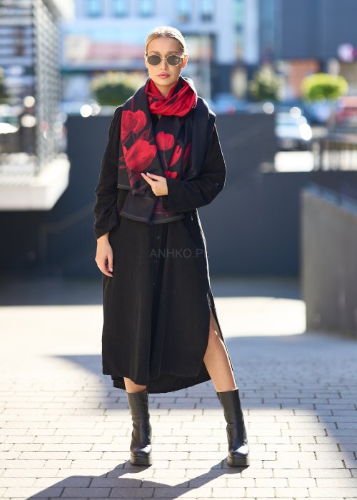 Dwustronny szal w czerwieni i czerni z motywem tulipanów. Wyrazisty i elegancki dodatek, który ożywi każdą stylizację i sprawdzi się w chłodniejsze dni.