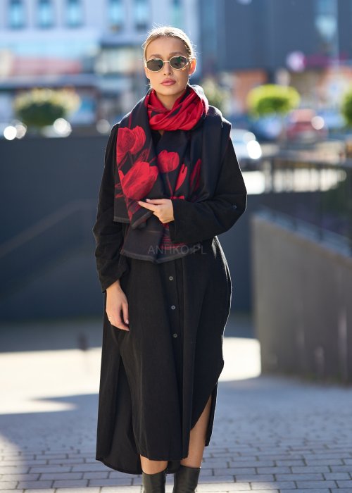 Dwustronny szal w czerwieni i czerni z motywem tulipanów. Wyrazisty i elegancki dodatek, który ożywi każdą stylizację i sprawdzi się w chłodniejsze dni.