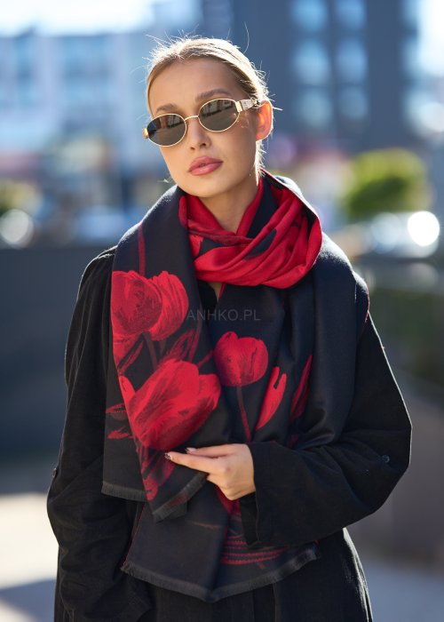 Dwustronny szal w czerwieni i czerni z motywem tulipanów. Wyrazisty i elegancki dodatek, który ożywi każdą stylizację i sprawdzi się w chłodniejsze dni.