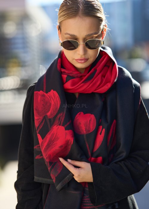 Dwustronny szal w czerwieni i czerni z motywem tulipanów. Wyrazisty i elegancki dodatek, który ożywi każdą stylizację i sprawdzi się w chłodniejsze dni.