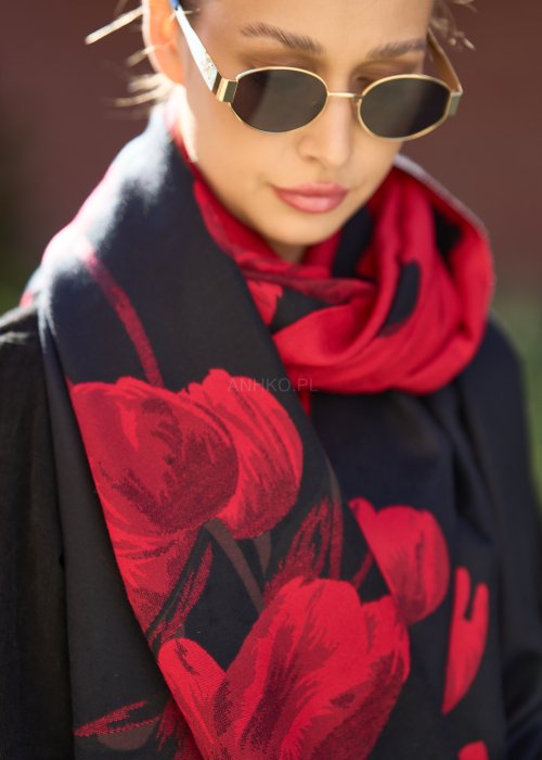 Dwustronny szal w czerwieni i czerni z motywem tulipanów. Wyrazisty i elegancki dodatek, który ożywi każdą stylizację i sprawdzi się w chłodniejsze dni.