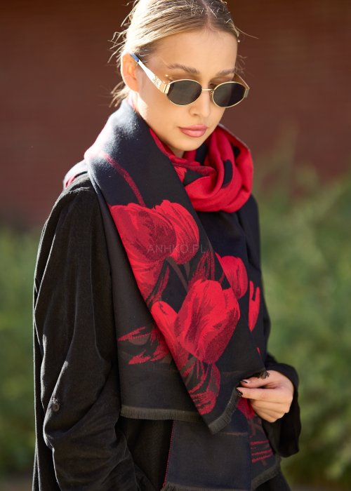 Dwustronny szal w czerwieni i czerni z motywem tulipanów. Wyrazisty i elegancki dodatek, który ożywi każdą stylizację i sprawdzi się w chłodniejsze dni.