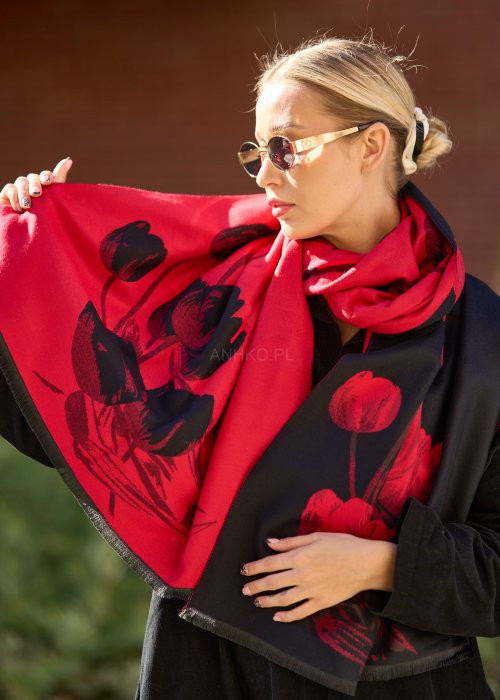 Dwustronny szal w czerwieni i czerni z motywem tulipanów. Wyrazisty i elegancki dodatek, który ożywi każdą stylizację i sprawdzi się w chłodniejsze dni.