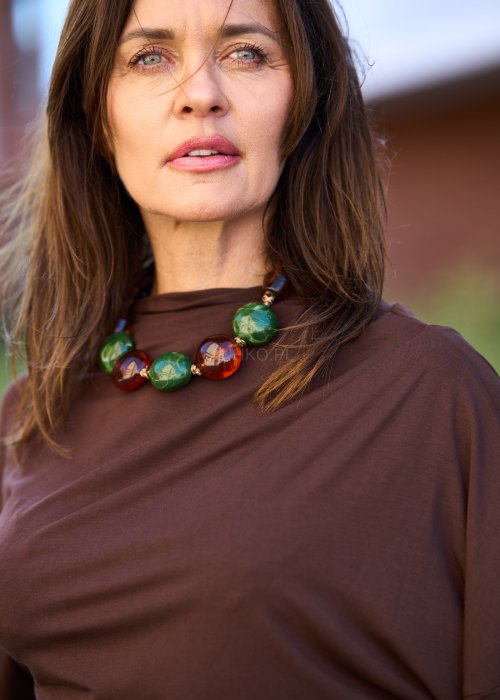 Efektowny naszyjnik handmade z dużymi koralikami w odcieniach zieleni i bursztynu, na pasku z motywem panterki.