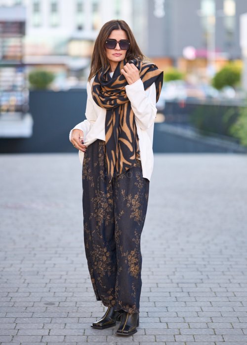 Miękki szalik w tygrysi wzór, który doda charakteru każdej stylizacji.