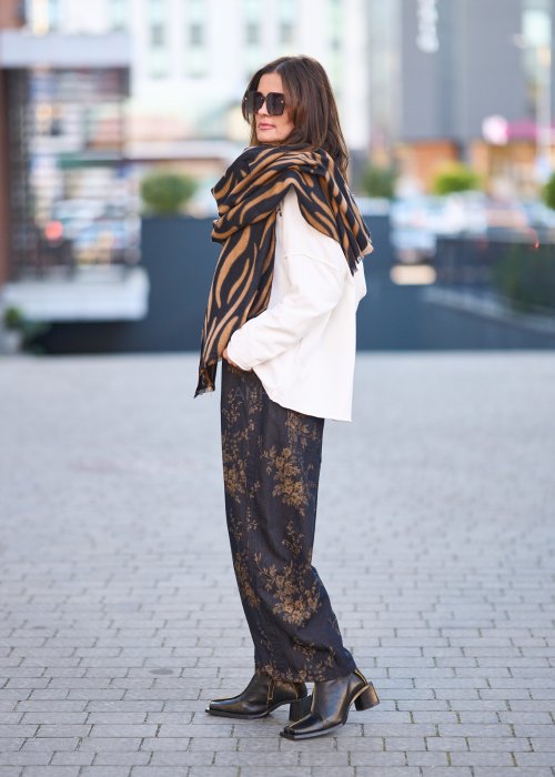 Miękki szalik w tygrysi wzór, który doda charakteru każdej stylizacji.