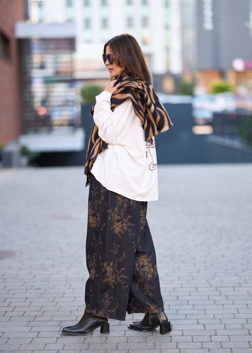 Miękki szalik w tygrysi wzór, który doda charakteru każdej stylizacji.