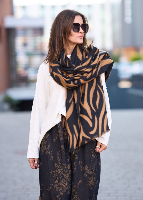 Miękki szalik w tygrysi wzór, który doda charakteru każdej stylizacji.