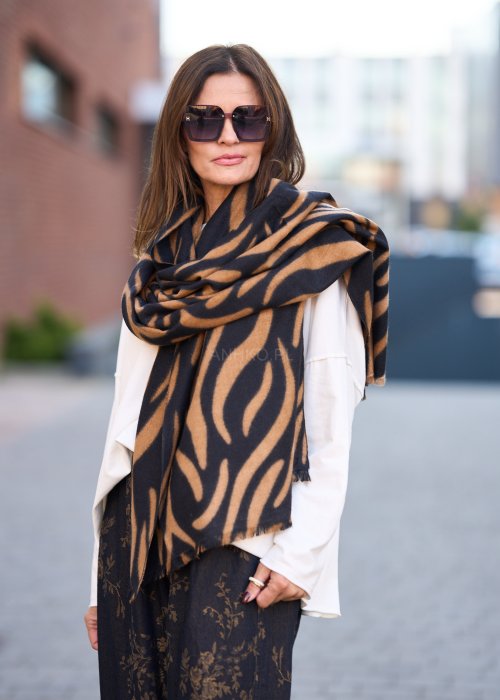 Miękki szalik w tygrysi wzór, który doda charakteru każdej stylizacji.