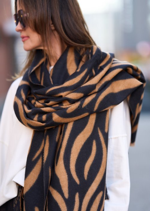 Miękki szalik w tygrysi wzór, który doda charakteru każdej stylizacji.