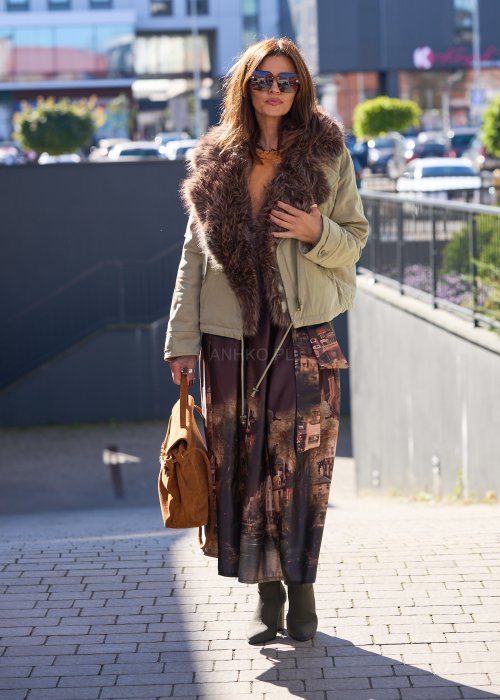 Krótka kurtka oliwkowa z dużym kołnierzem z brązowego sztucznego futra