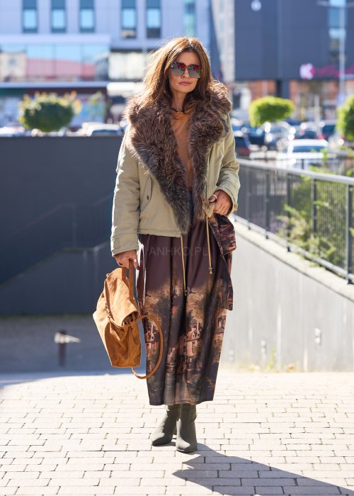 Krótka kurtka oliwkowa z dużym kołnierzem z brązowego sztucznego futra