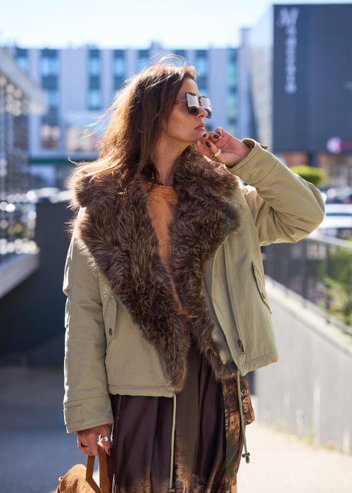 Krótka kurtka oliwkowa z dużym kołnierzem z brązowego sztucznego futra