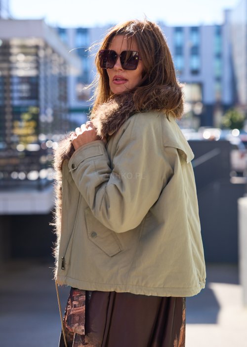Krótka kurtka oliwkowa z dużym kołnierzem z brązowego sztucznego futra