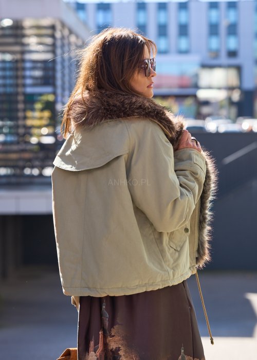 Krótka kurtka oliwkowa z dużym kołnierzem z brązowego sztucznego futra