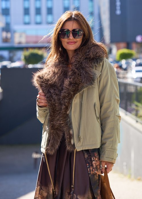 Krótka kurtka oliwkowa z dużym kołnierzem z brązowego sztucznego futra