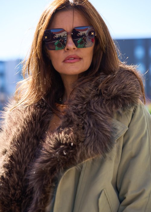Krótka kurtka oliwkowa z dużym kołnierzem z brązowego sztucznego futra