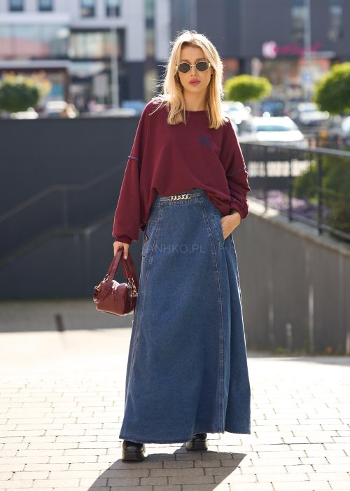 Długa, rozszerzana jeansowa spódnica w stylu retro, z ozdobnymi kieszeniami i złotym łańcuszkiem w pasie