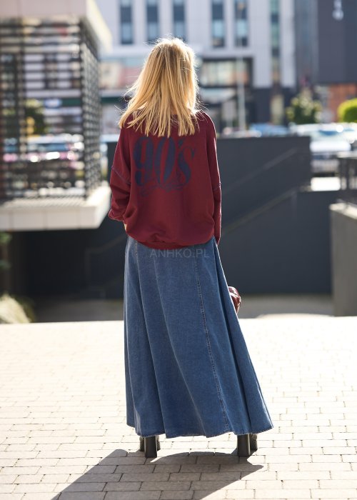 Długa, rozszerzana jeansowa spódnica w stylu retro, z ozdobnymi kieszeniami i złotym łańcuszkiem w pasie