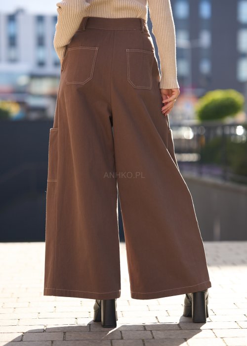 Brązowe spodnie typu wide leg z wysokim stanem