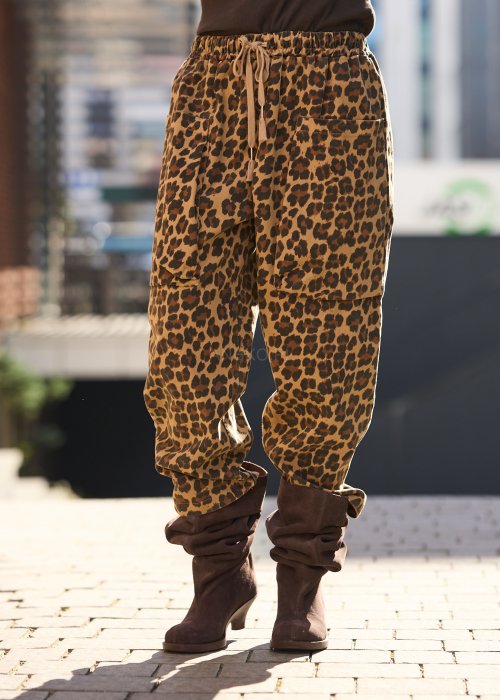 Damskie spodnie z motywem panterki, luźny krój z kieszeniami i gumką w pasie, wykonane z lekkiego materiału w stylu boho