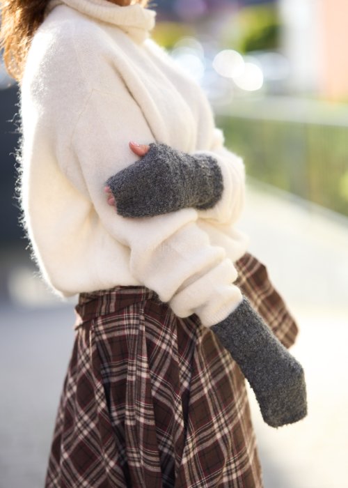 Dzianinowe rękawiczki w kolorze szarym, ocieplane, bez palców, idealne na chłodne dni