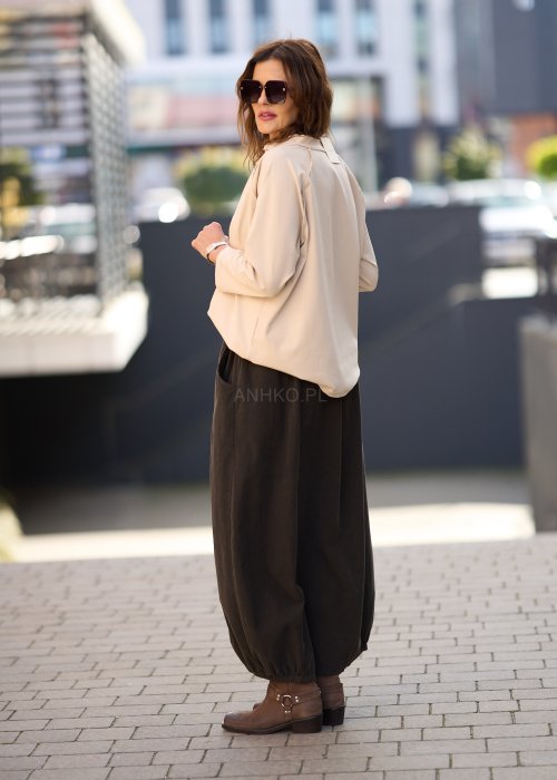 Beżowa koszula damska z długim rękawem i dekoltem zapinanym na guziki, wykonana z lekkiej tkaniny o luźnym kroju