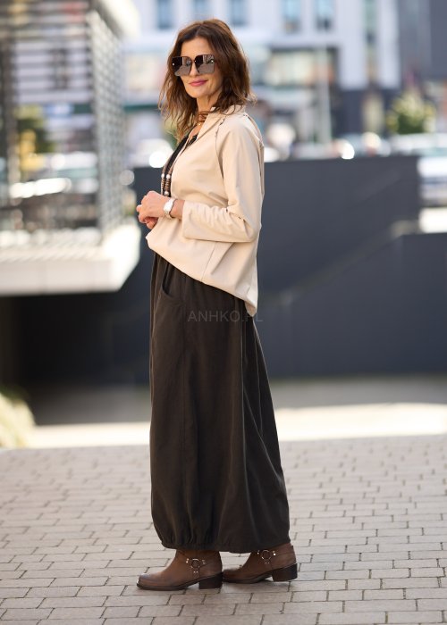 Beżowa koszula damska z długim rękawem i dekoltem zapinanym na guziki, wykonana z lekkiej tkaniny o luźnym kroju