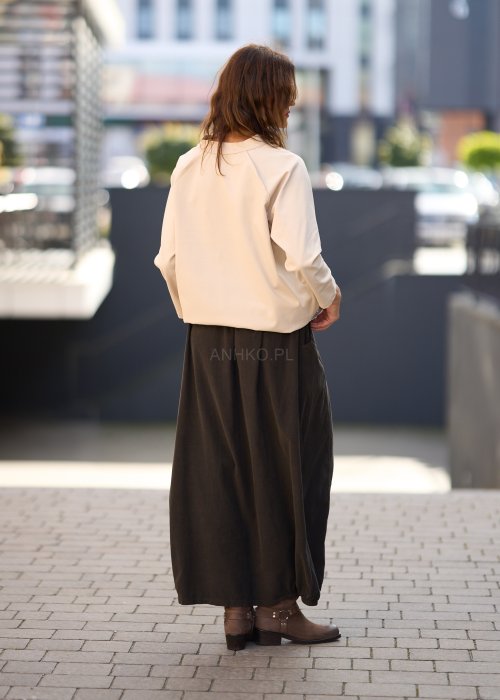 Beżowa koszula damska z długim rękawem i dekoltem zapinanym na guziki, wykonana z lekkiej tkaniny o luźnym kroju