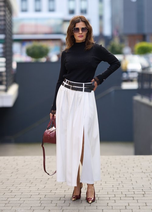 Elegancka stylizacja: długa biała plisowana spódnica z wysokim stanem