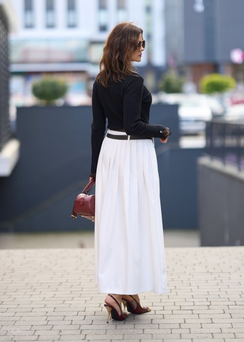 Elegancka stylizacja: długa biała plisowana spódnica z wysokim stanem