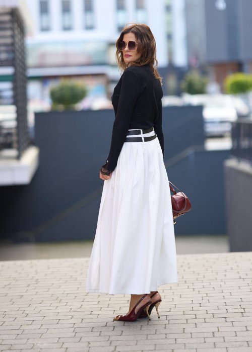 Elegancka stylizacja: długa biała plisowana spódnica z wysokim stanem