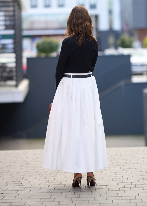 Elegancka stylizacja: długa biała plisowana spódnica z wysokim stanem