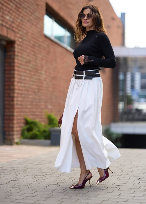 Elegancka stylizacja: długa biała plisowana spódnica z wysokim stanem