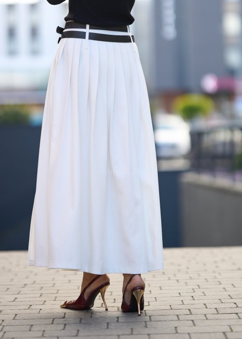 Elegancka stylizacja: długa biała plisowana spódnica z wysokim stanem