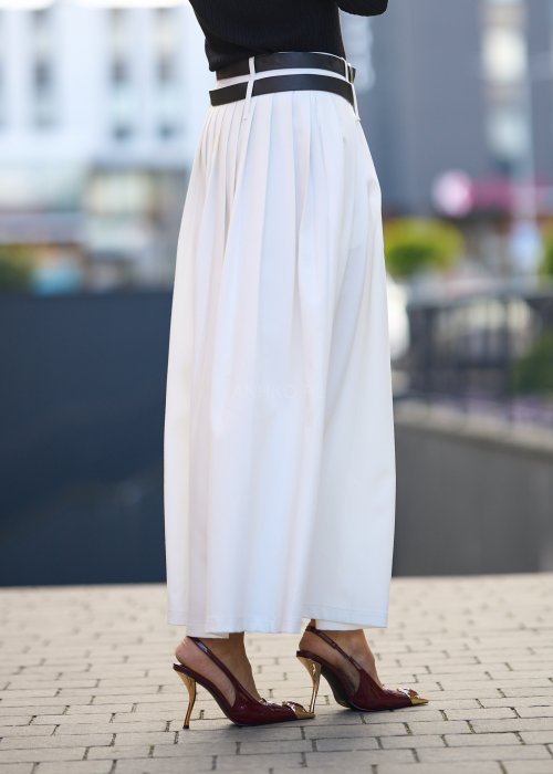 Elegancka stylizacja: długa biała plisowana spódnica z wysokim stanem