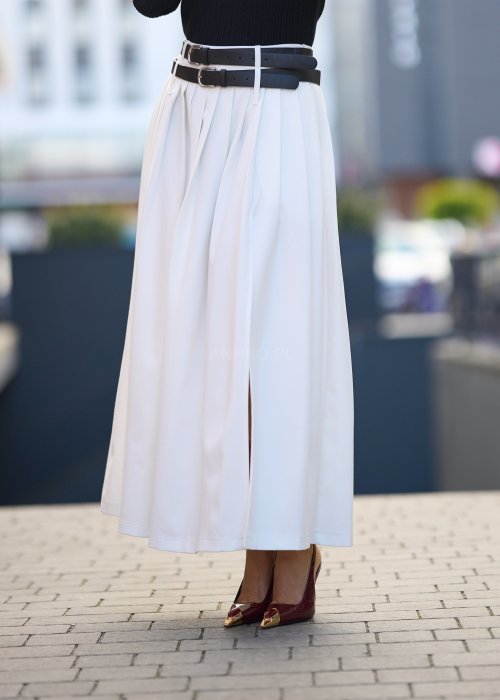 Elegancka stylizacja: długa biała plisowana spódnica z wysokim stanem