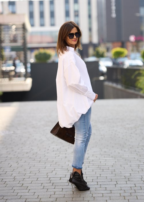 Jasnoniebieskie jeansy z przetarciami i dziurami na kolanach